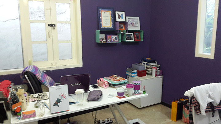 Ruang kerja Riana yang serba ungu.