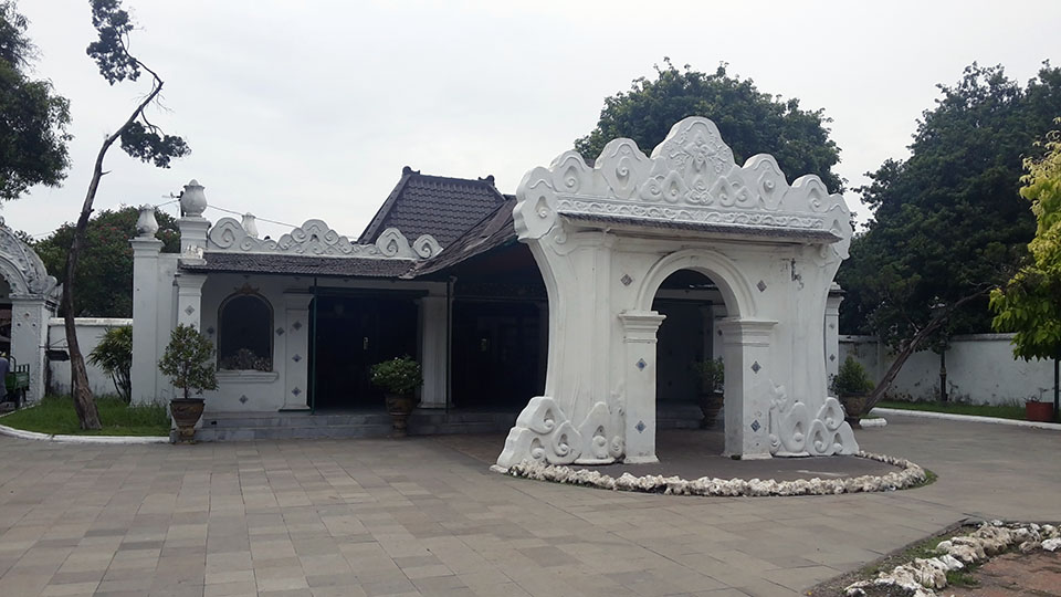 Istana raja yang masih digunakan oleh Sultan dan keluarga di Cirebon