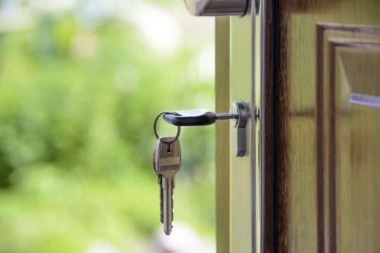 Blog dan Artikel Tinggal di Rumah Sendiri vs Orang Tua vs Kontrak: Pilih Mana?