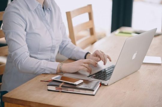 Blog dan Artikel 5 Hak Pekerja Perempuan yang Seharusnya Dipenuhi oleh Perusahaan
