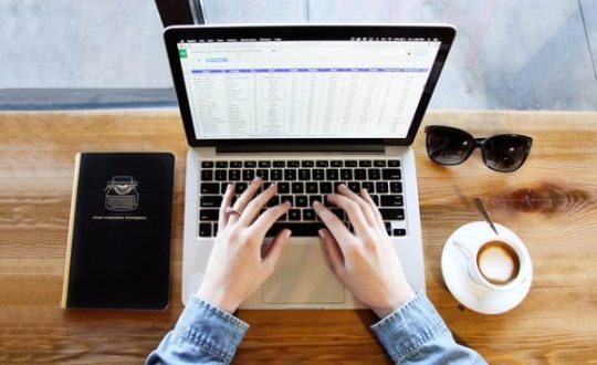Blog dan Artikel Kerja Sambil Kuliah: 5 Tip Manajemen Diri, Waktu, dan Keuangan Supaya Dua-Duanya Lancar