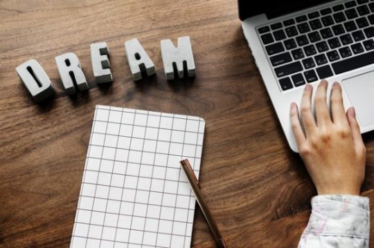 Blog dan Artikel 5 Alasan Mengapa Ibu Bekerja Perlu Punya Me Time di Antara Waktu Sibuknya