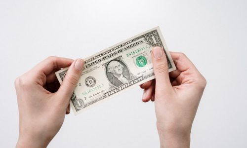 9 Cara Mengajarkan Uang pada Anak per Tahap