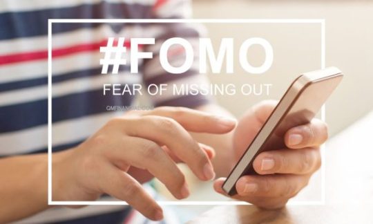 Mengelola Keuangan untuk Generasi TikTok: Dari FOMO ke JOMO (Joy of Missing Out)