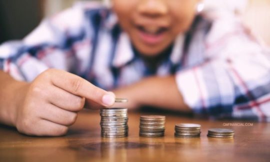 6 Tip Mengajarkan Anak Mengelola Uang Jajan Sejak Dini
