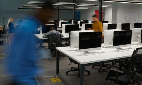 Blog dan Artikel 10 Alasan Financial Wellbeing Karyawan Itu Penting untuk Perusahaan